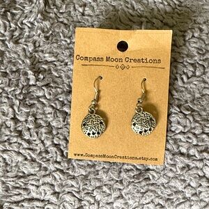 Sand-dollar drop earrings.